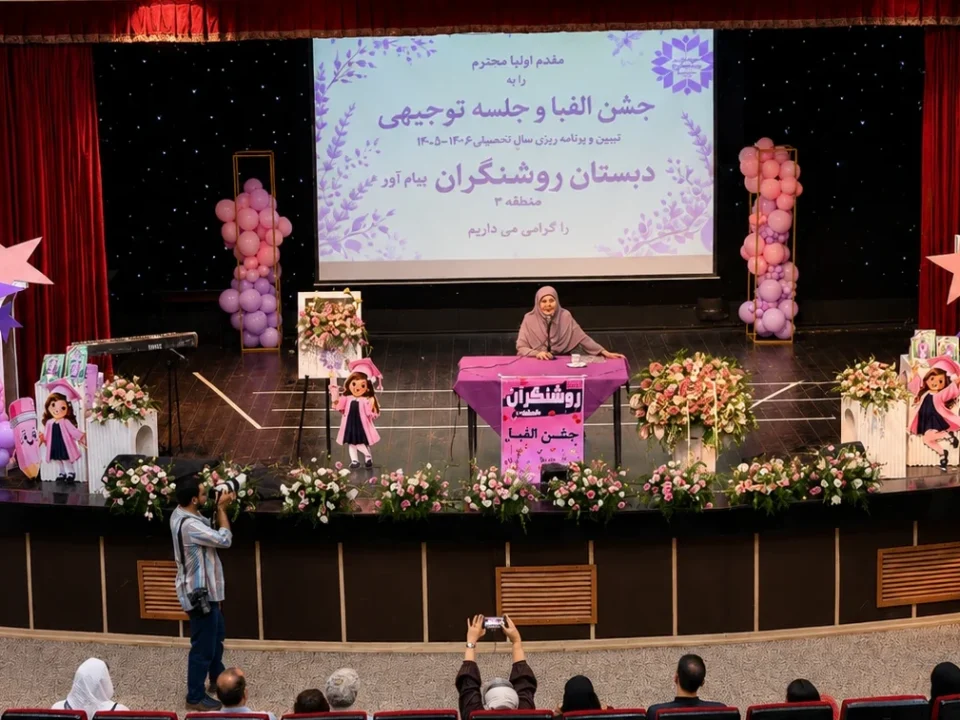 برگزاری جشن الفبا و فارغالتحصیلی دبستان روشنگران منطقه ۳ 2 جشن الفبا دبستان روشنگران