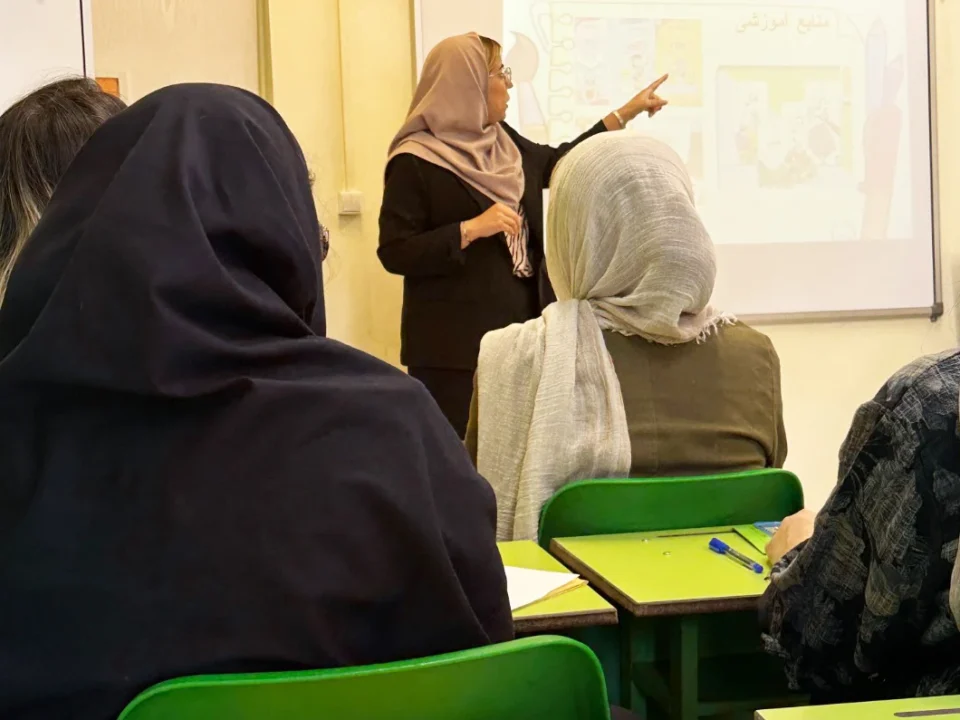 جلسه اولیا و دبیران پایه اول | جمعبندی پایگاه تابستانی روشنگران 1 جلسه پایه اول دبستان روشنگران